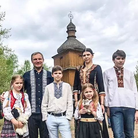Олег Скрипка з дружиною та дітьми