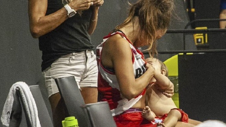 	Баскетболистка стала звездой, покормив ребенка грудью во время матча