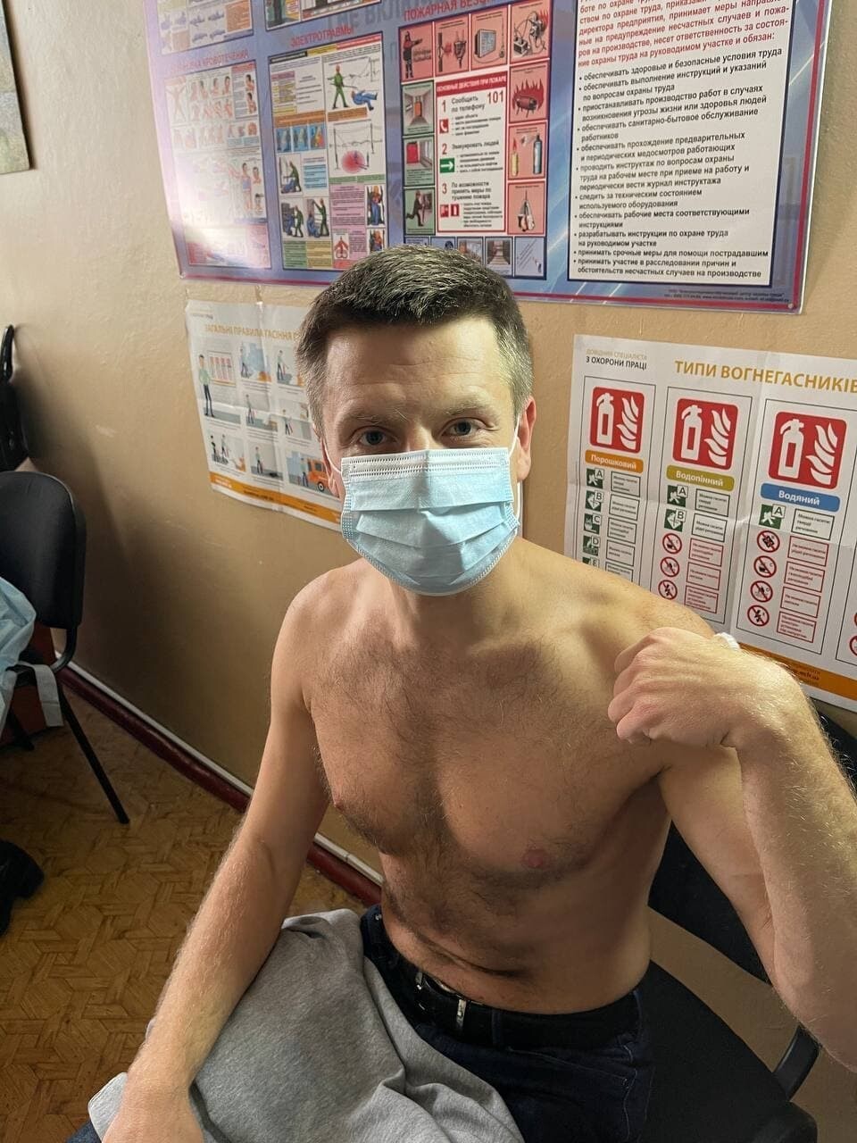 С голым торсом и счастливый: Гончаренко рассказал о самочувствии после вакцинации