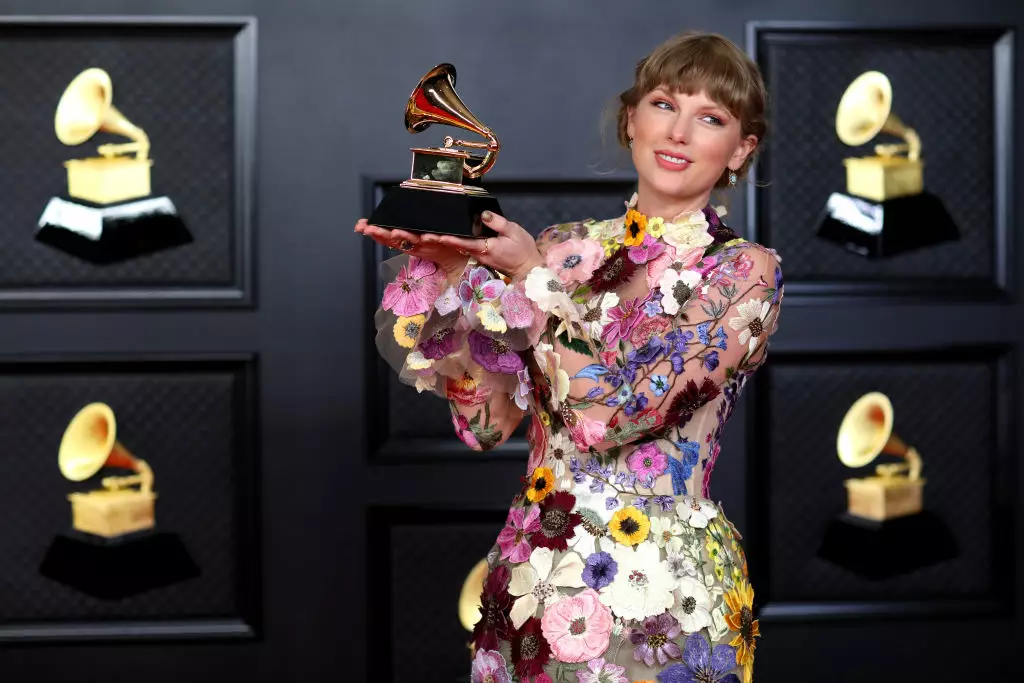 На прошлой церемонии Тейлор Свифт одержала победу в самой престижной номинации "Альбом года".