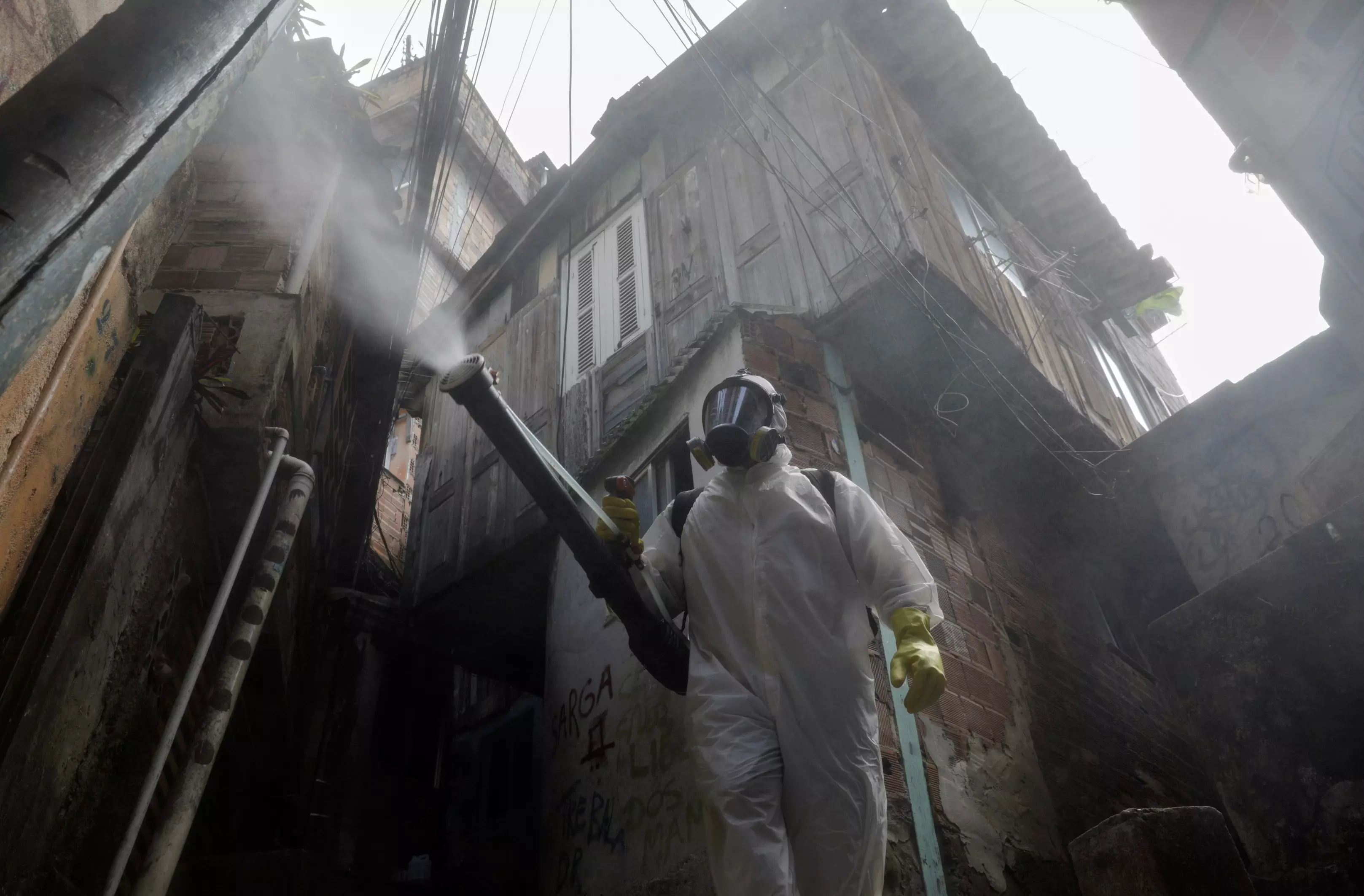 Дезинфекция улиц в Бразилии во время пандемии коронавируса, фото: REUTERS/Ricardo Moraes