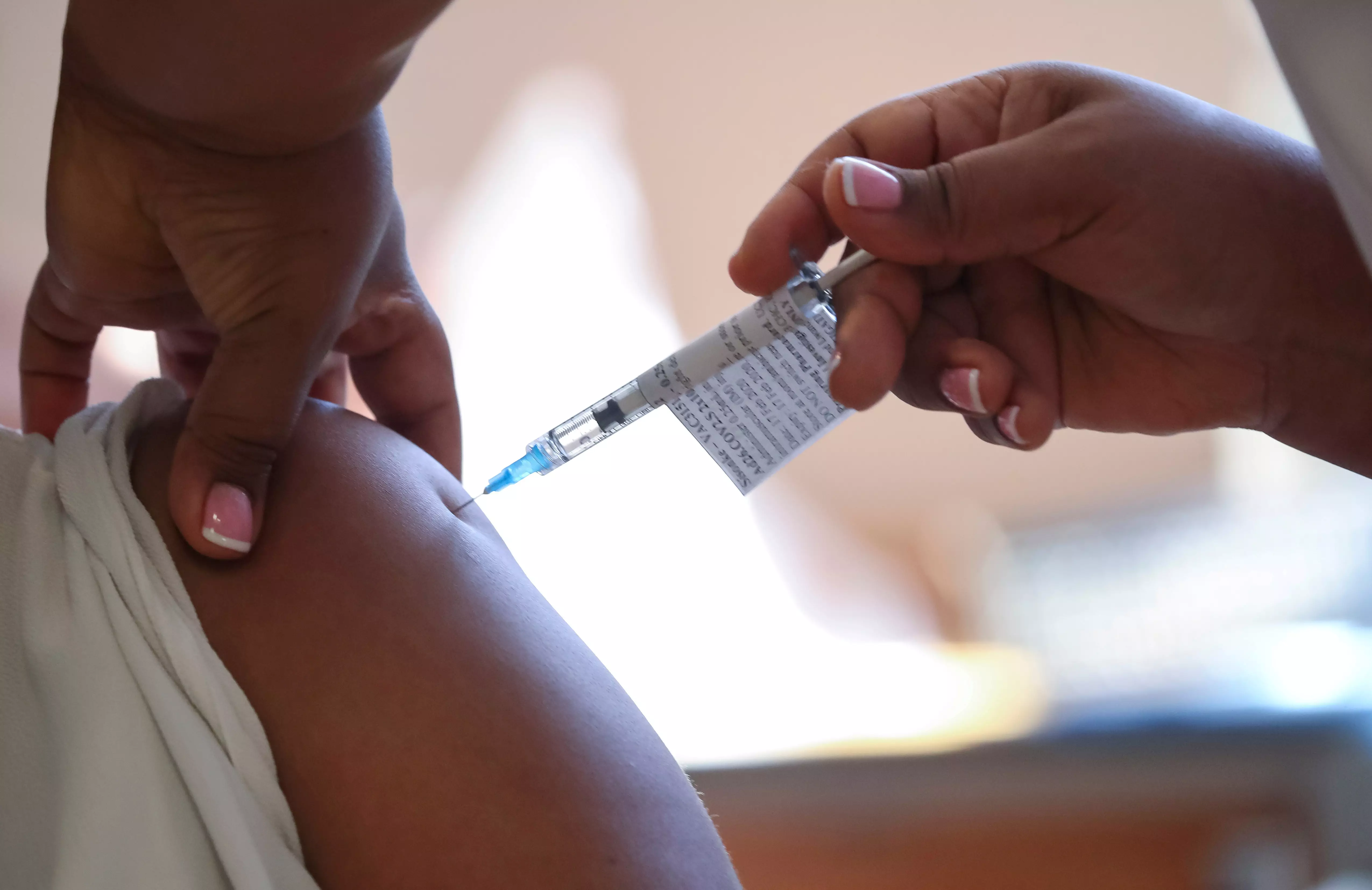 Вакцинация в Южной Африке, фото: REUTERS/Mike Hutchings