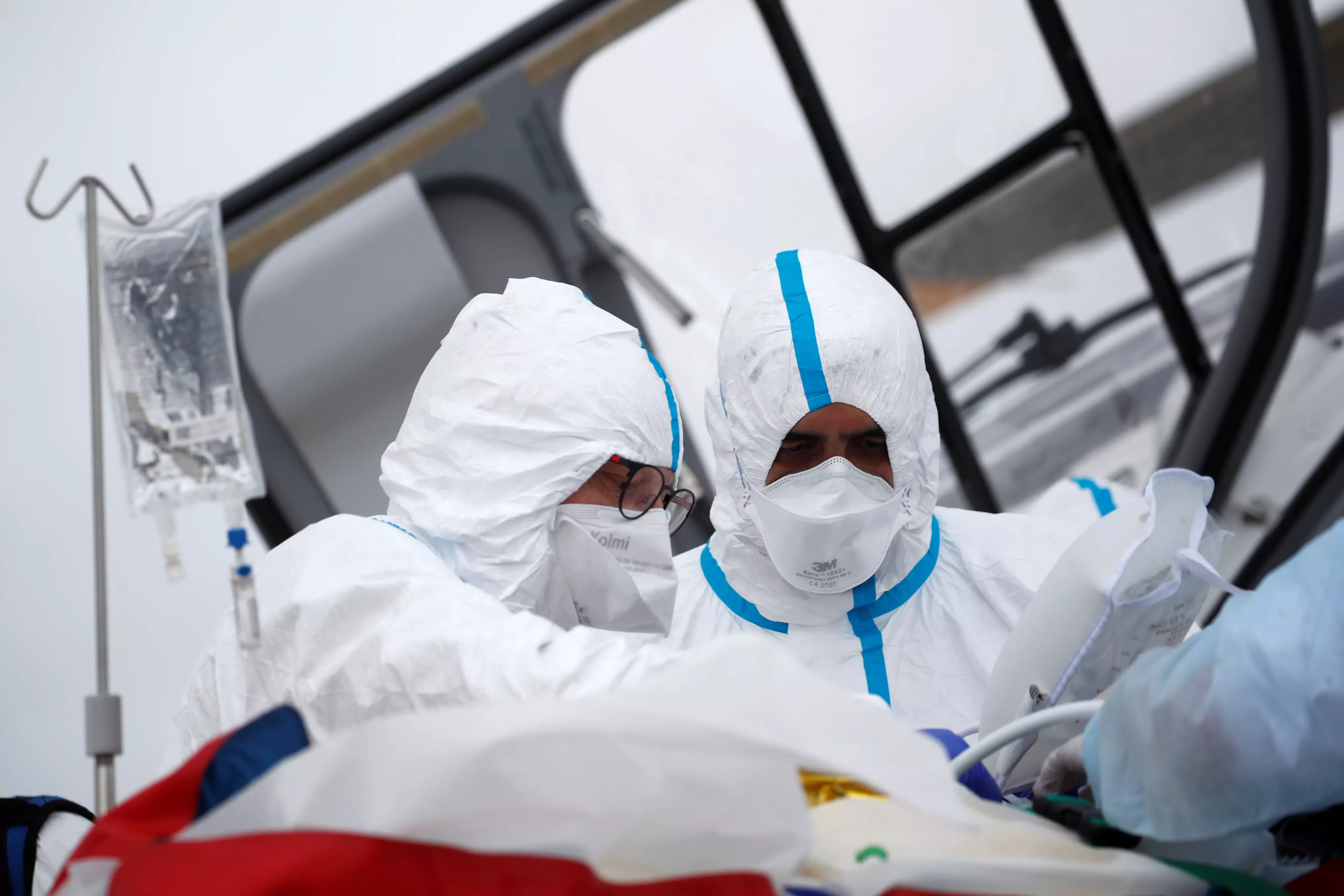 Европе грозит более заразный штамм коронавируса. Фото: REUTERS/Stephane Mahe