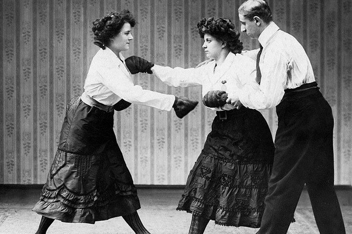 	Танцовщицам дали по 100 долларов и унесли на руках: 145 лет назад провели первый женский бой