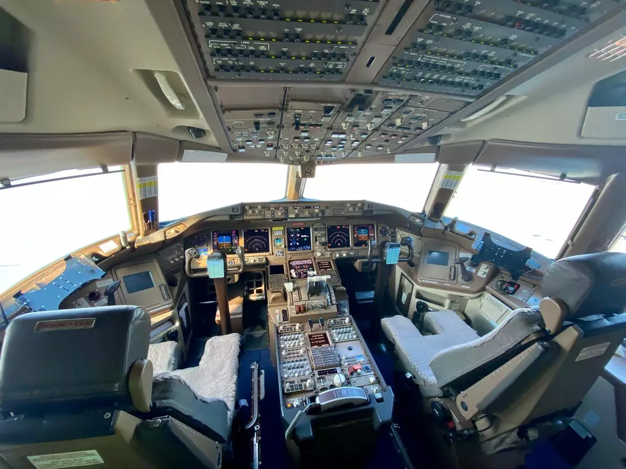 Кабина пилота в Boeing 777