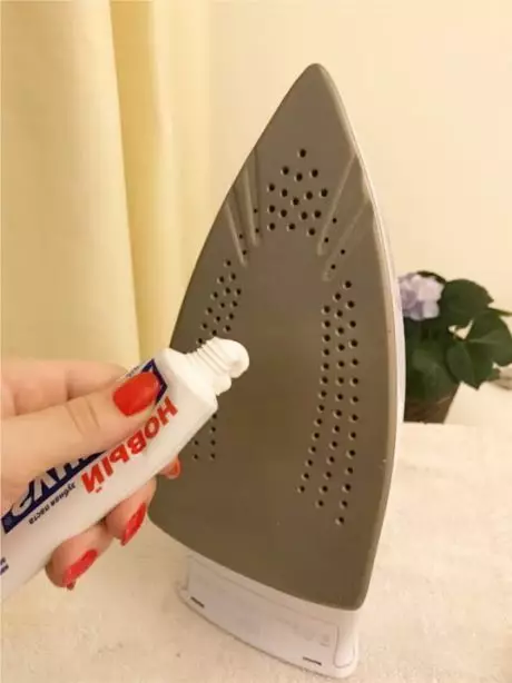 Очистите утюг зубной пастой 