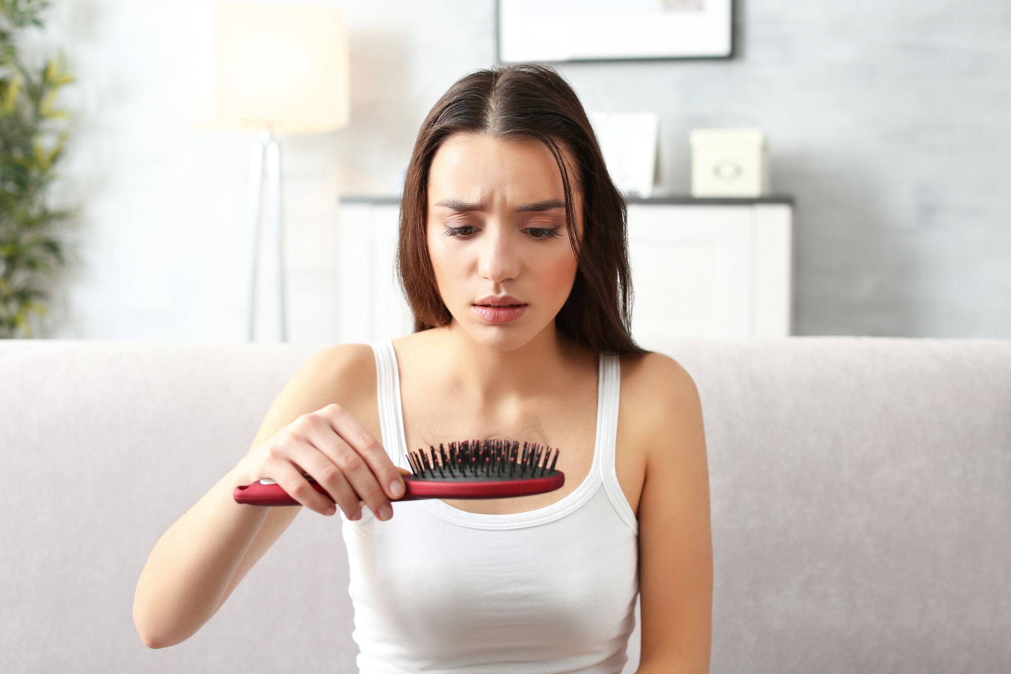Випадання волосся може "говорити" про гормональний збій або гіповітаміноз