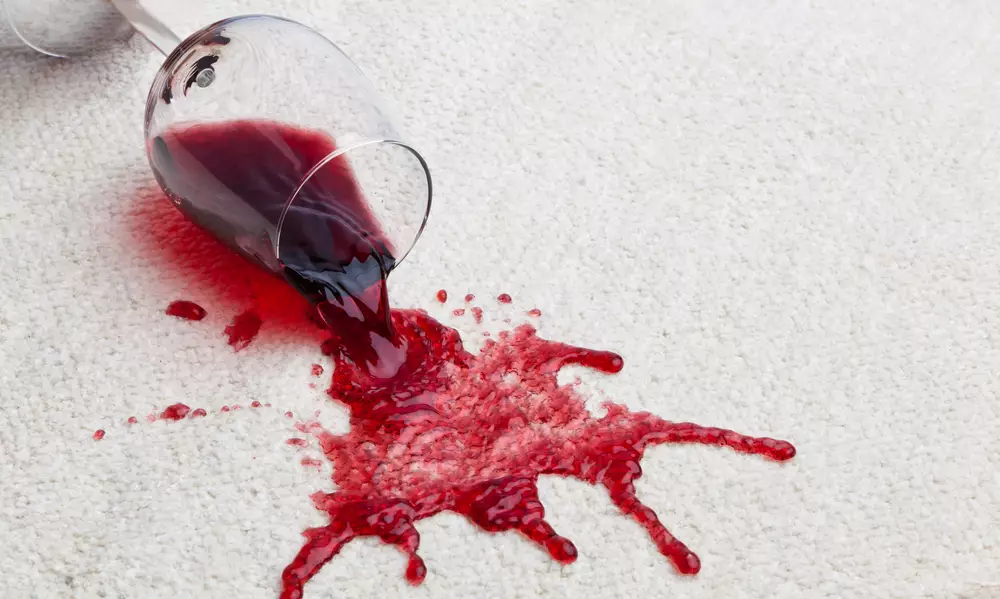 Как отстирать красное вино