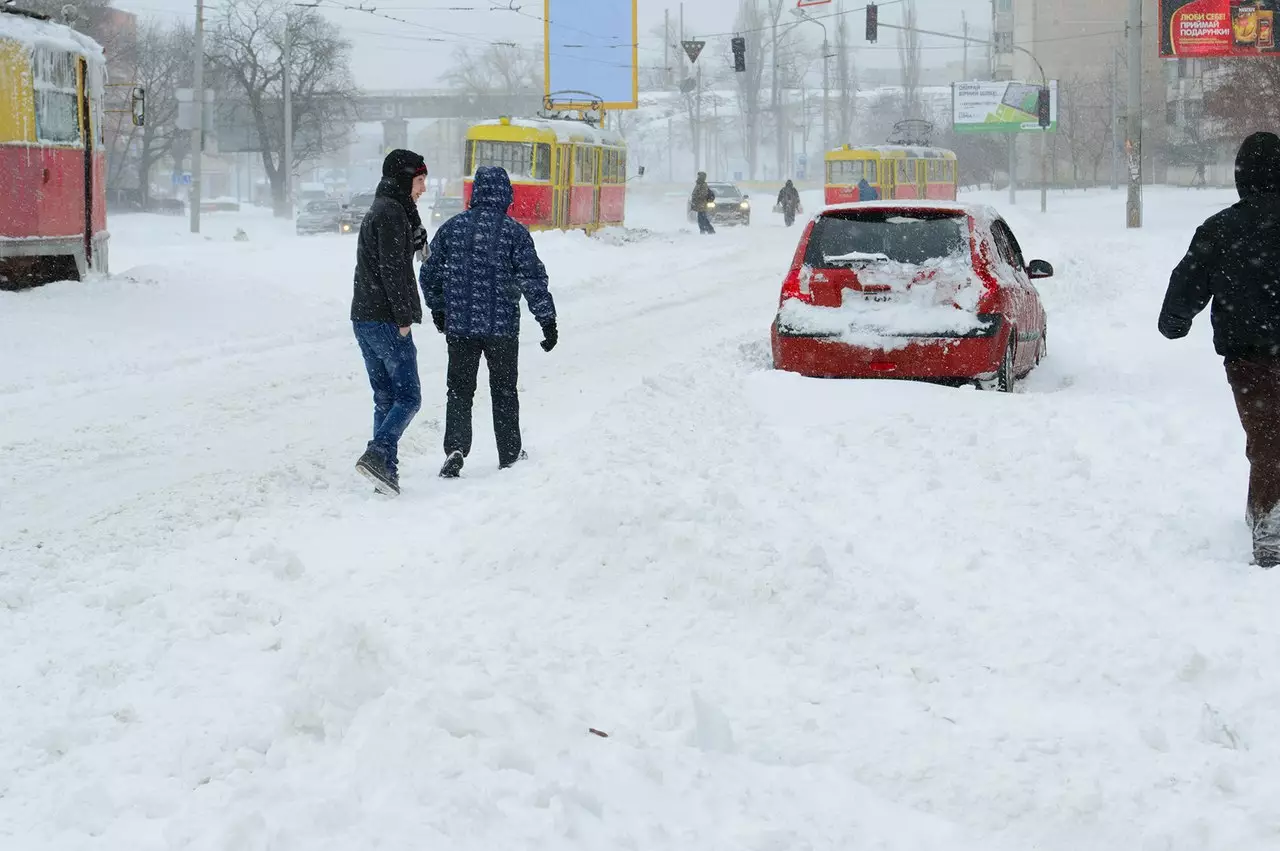 Снежный Армагеддон 2013 года. Синоптики предупредили, но город все равно не справился.
