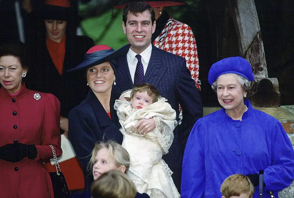 Крещение в Сандрингемской церкви / Принцесса Маргарет, герцогиня Йоркская с маленькой принцессой Евгенией, принц Эндрю и королева Елизавета II
