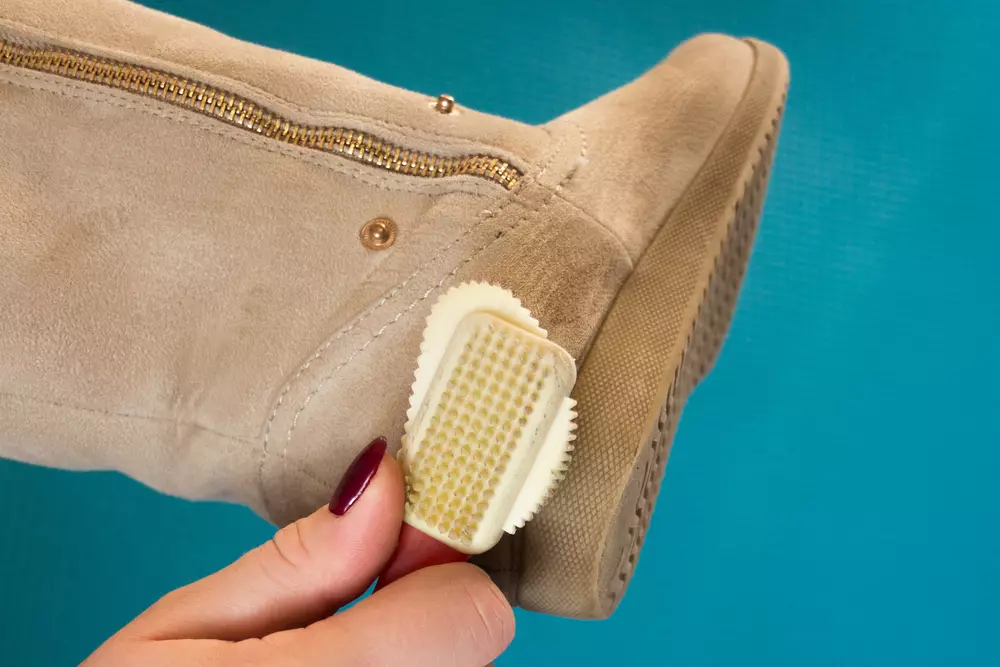 Як чистити замшеве взуття