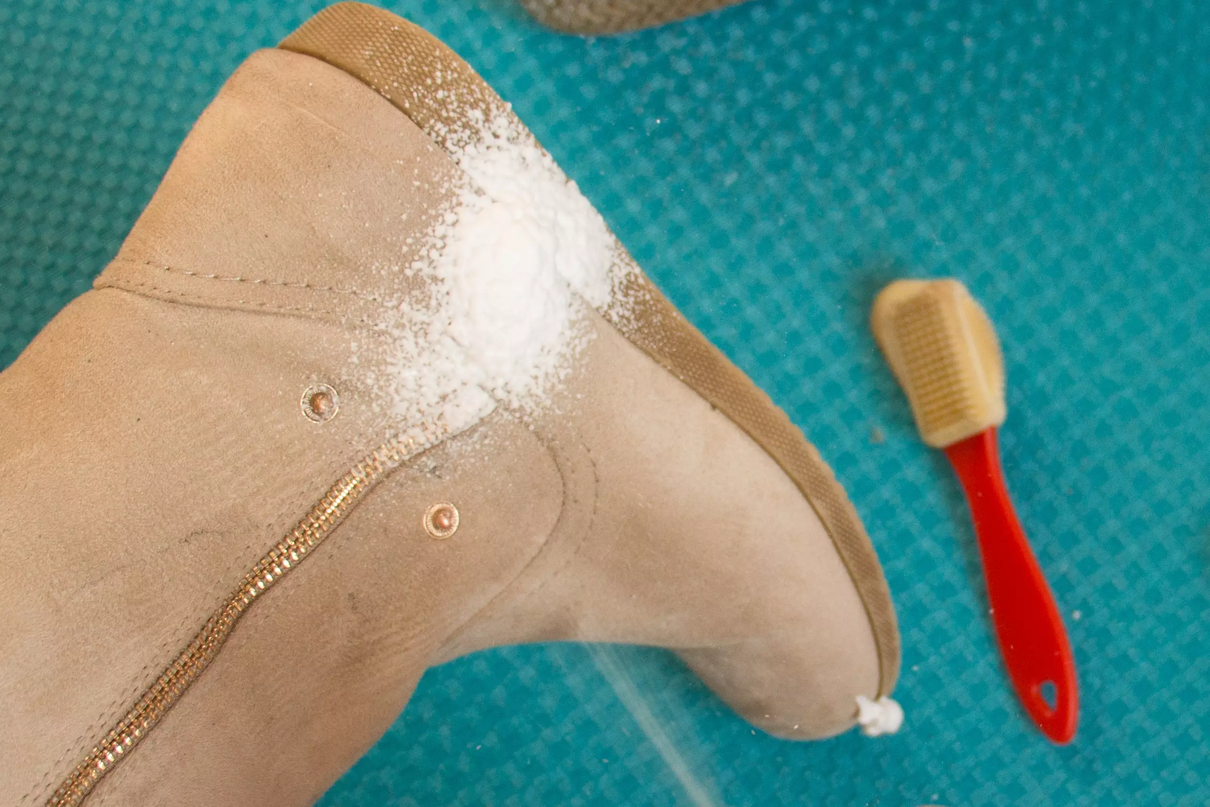 Основна процедура чищення замшевого взуття