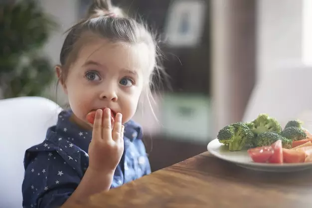 Якщо батьки самі не їдять овочі, то не варто чекати на це від дитини, будьте прикладом 