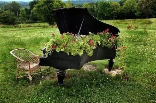 Як зробити клумбу для квітів у роялі 