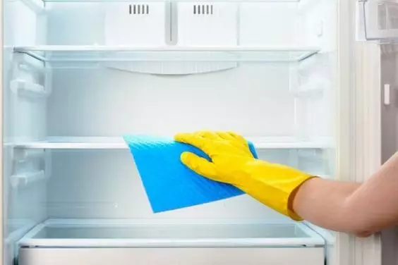 Як позбутися запаху в холодильнику
