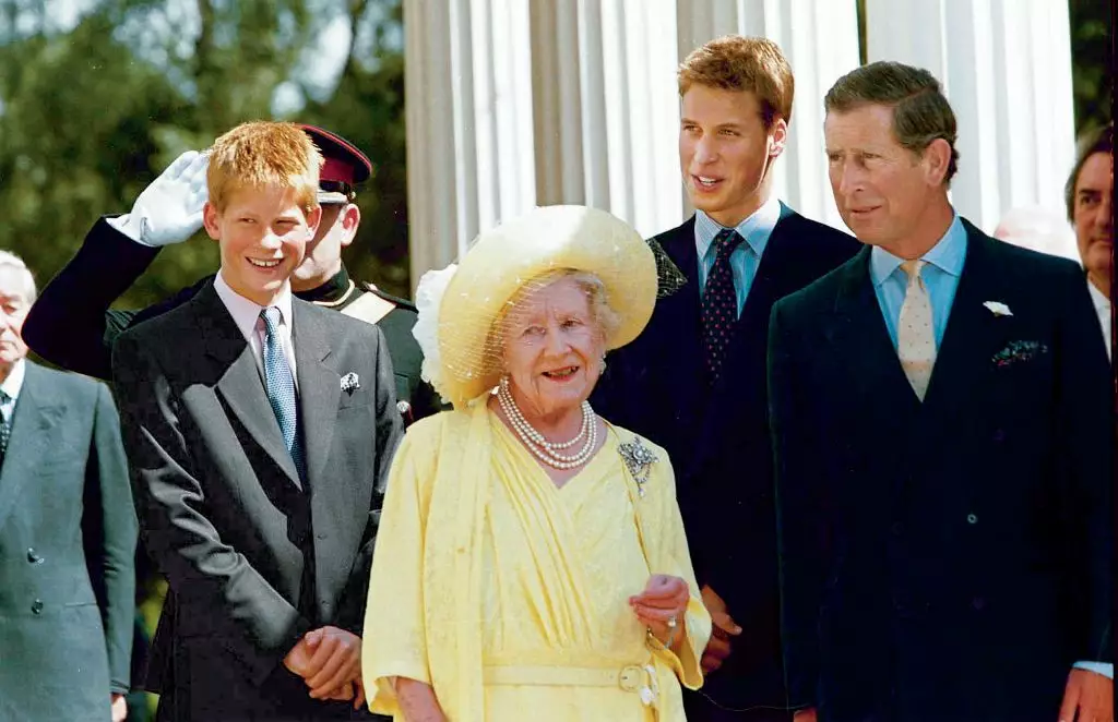 Принци Гаррі та Вільям з батьком і прабабусею