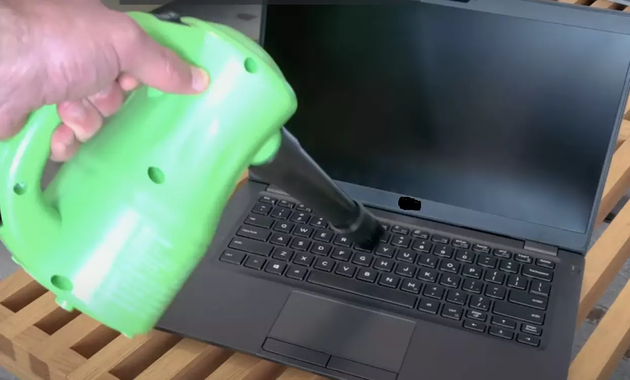 Як почистити клавіатуру ноутбуку