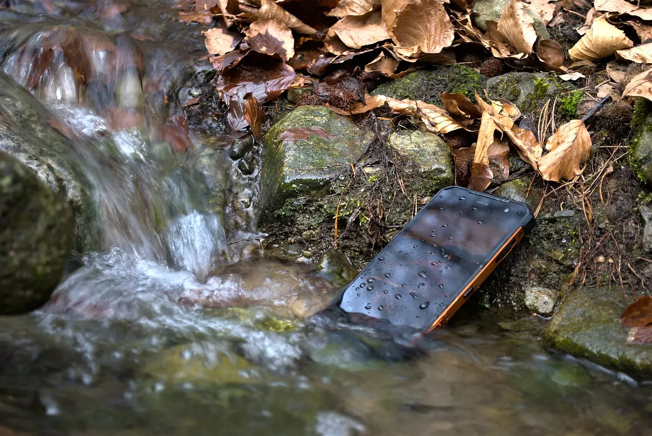 Смартфон у воді