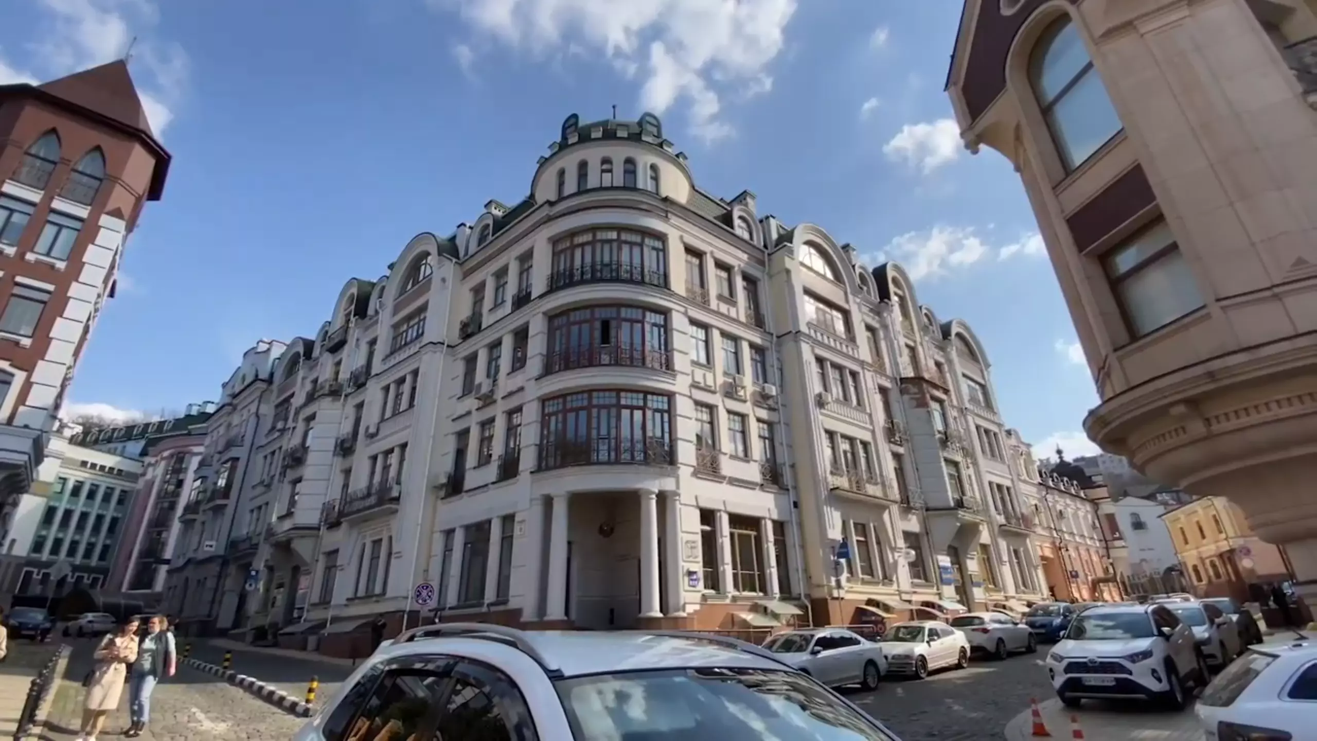 Будинок, де знаходиться квартира Віри Брежнєвої / YouTube Kyiv LIVE
