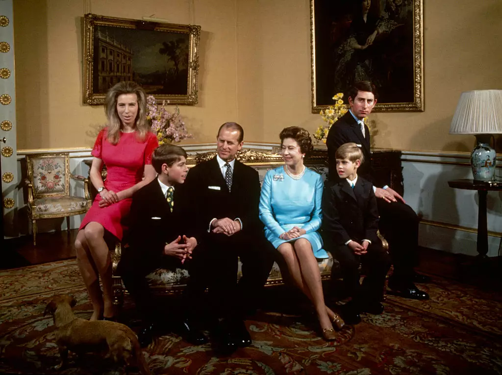 Принц Филипп и Елизавета II с детьми