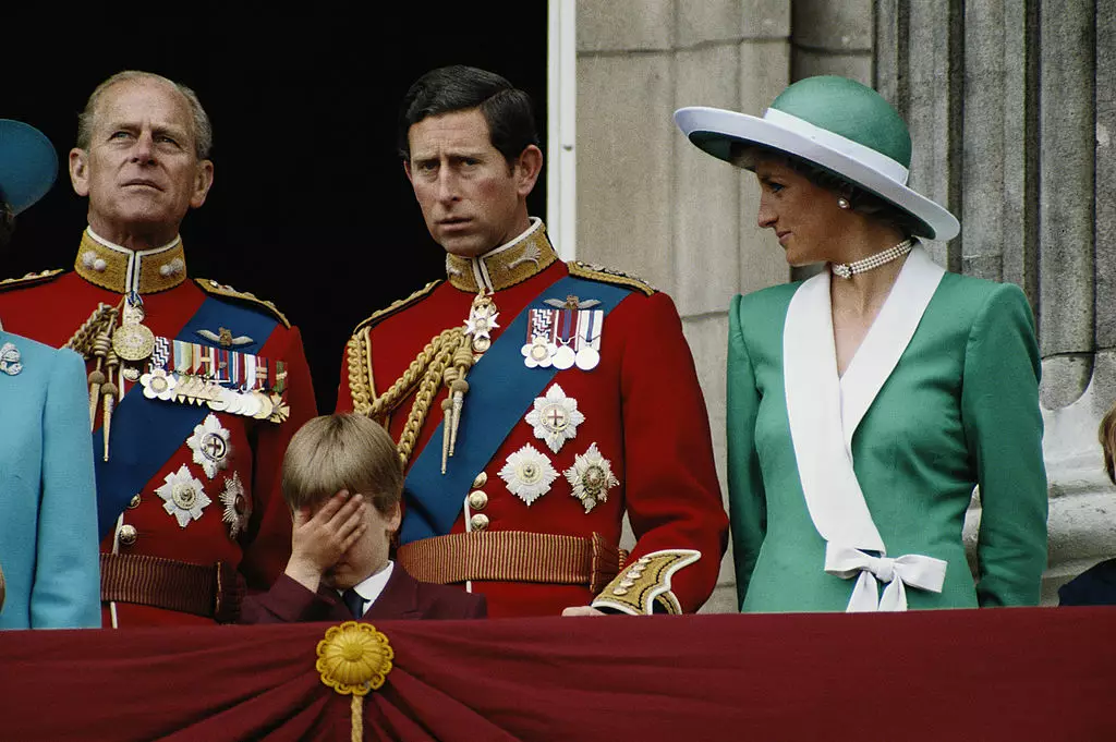 Принц Филипп, его сын принц Чарльз и принцесса Диана