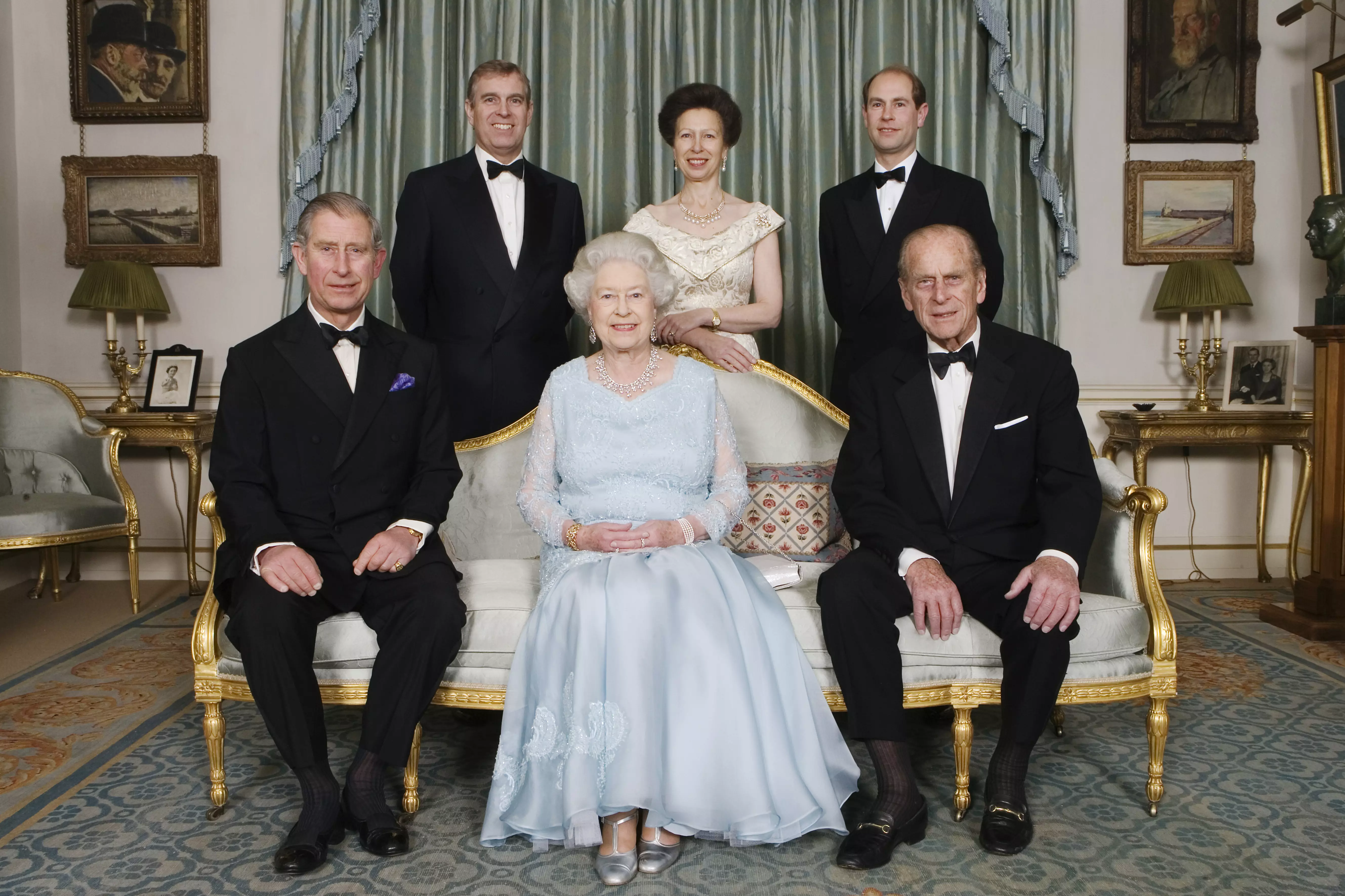 Єлизавета ІІ та принц Філіп з їхніми дітьми: принцами Чарльзом, Ендрю і Едвардом, а також принцесою Анною
