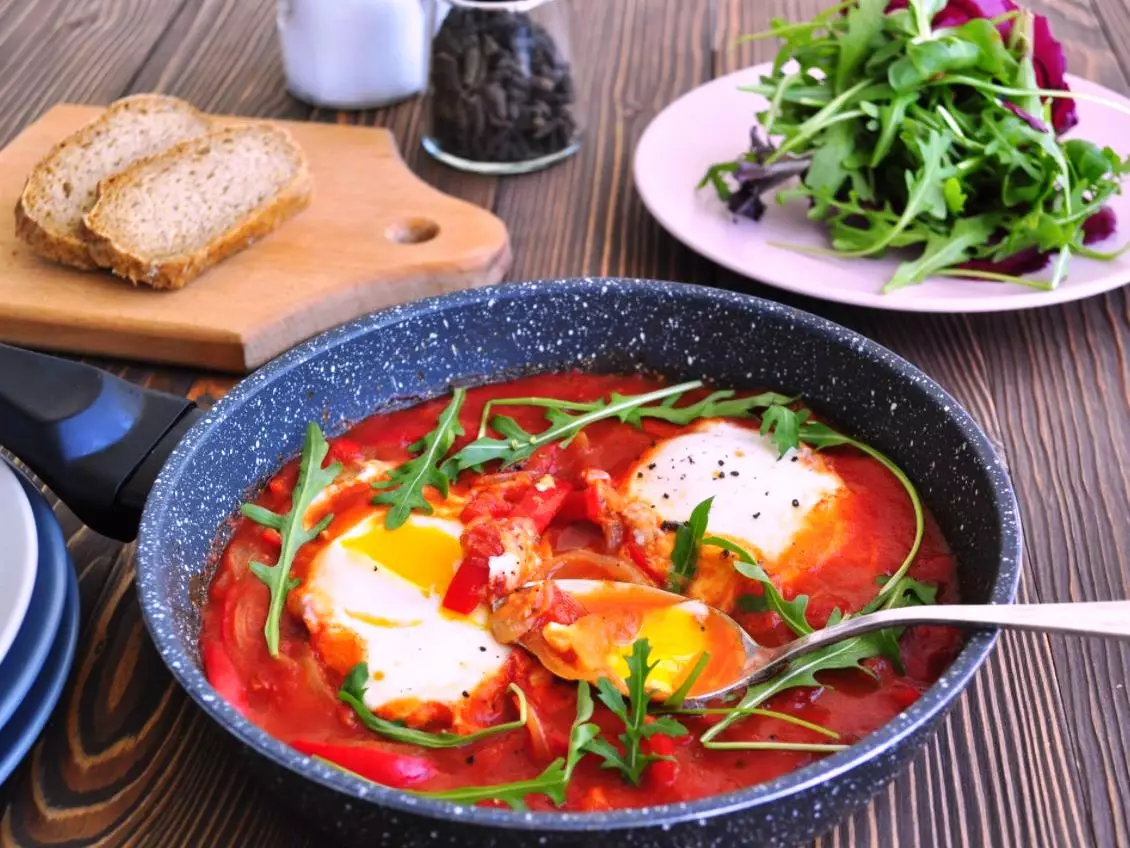 Шакшука, блюдо из яиц и томатов – отличный завтрак