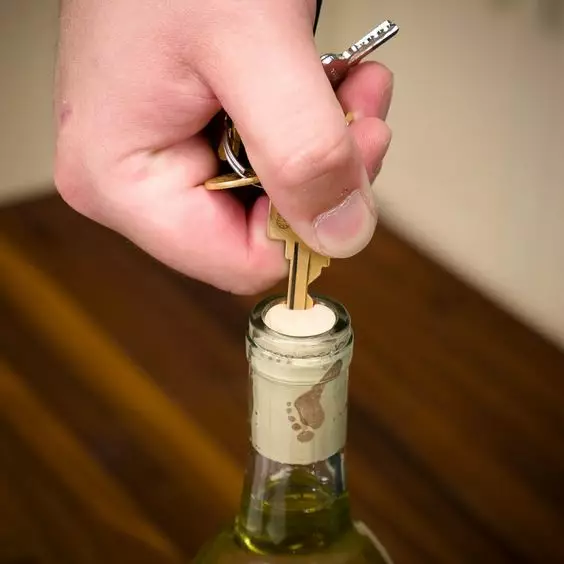 Як відкрити вино без штопора