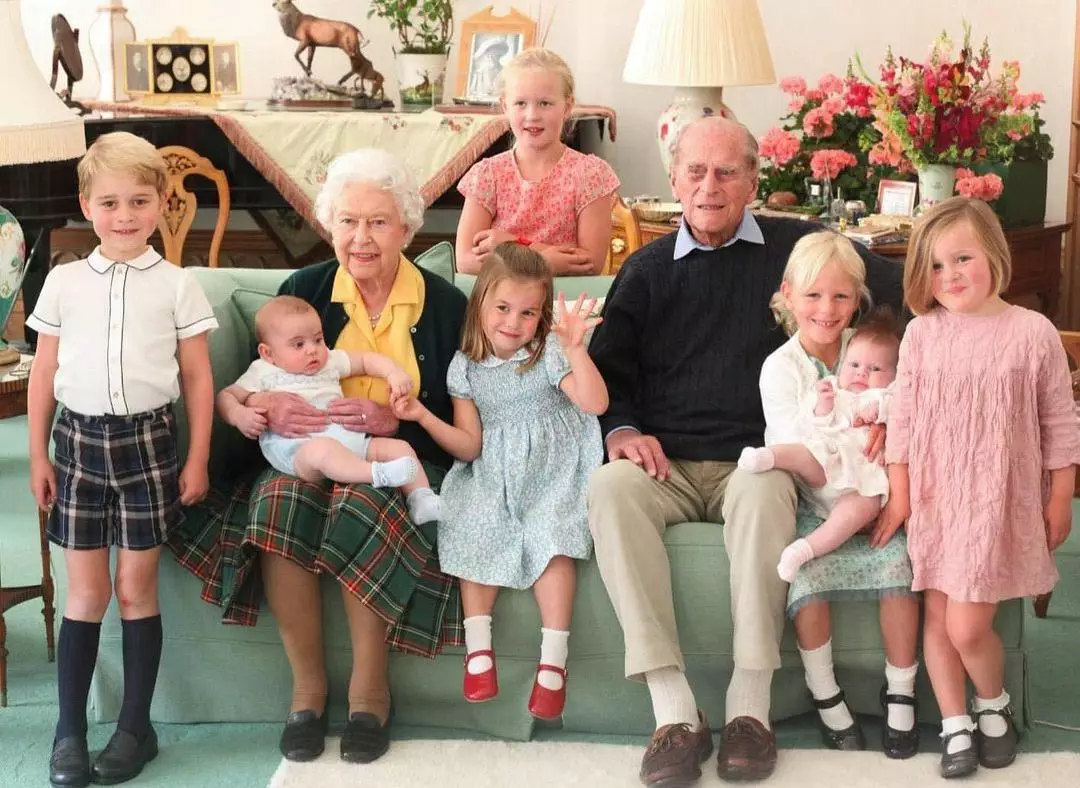 Елизавета II и принц Филипп с правнуками