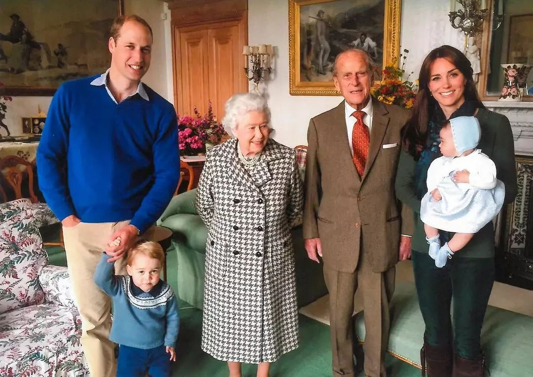Елизавета II и принц Филипп, принц Уильям и Кейт Миддлтон с детьми