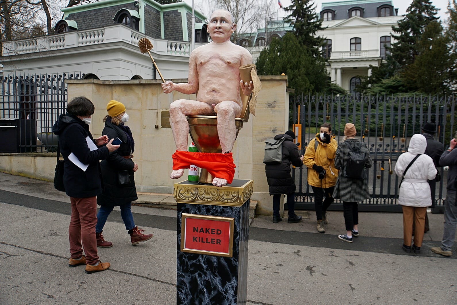 Статуя голого Путина на унитазе - видео акции против России в Чехии -  Новости Европы | Сегодня