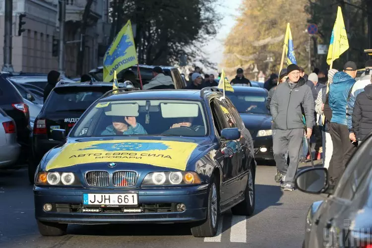 В Украине по некоторым оценкам – полмиллиона автомобилей на еврономерах. Их водители активно борются за свои права. Фото: УНИАН.