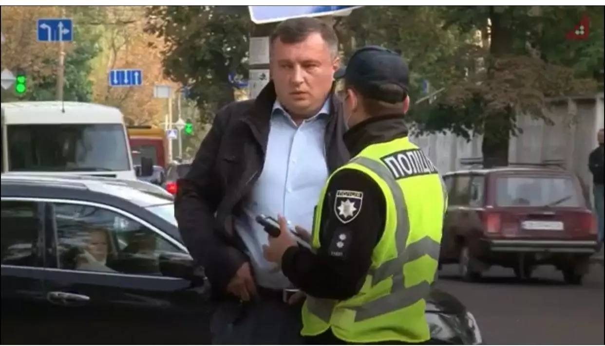 	Депутат "Слуги народа" ударил человека и спустил шины нескольким автомобилям в Чернигове. Видео