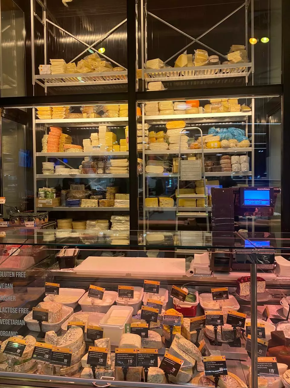 Ассортимент сыров в магазине