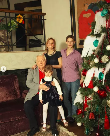Олег Табаков з Мариною Зудіною і дітьми