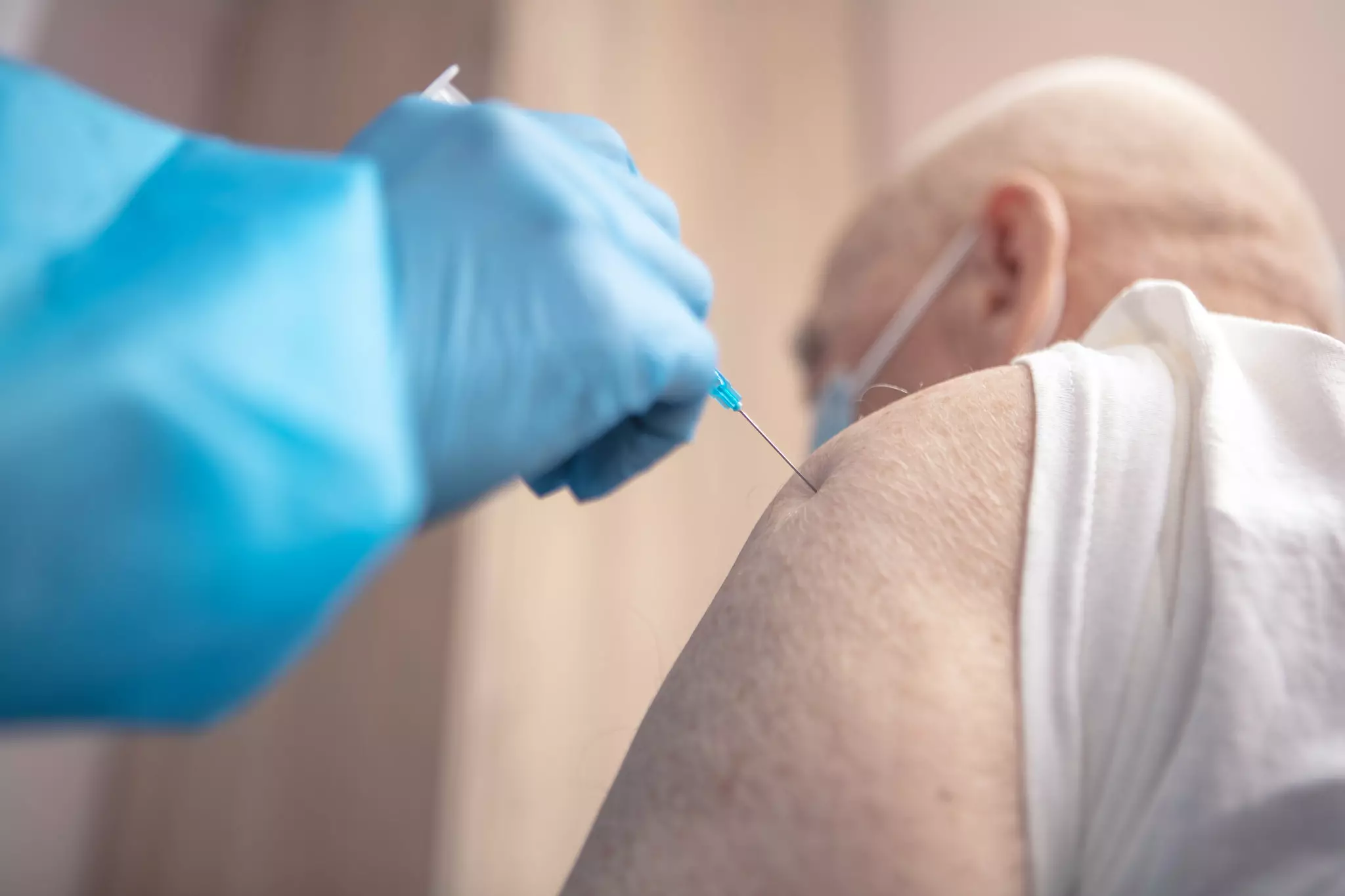 Современная медицина рекомендует вакцинировать от пневмококковой инфекции тех, кто старше 65 лет