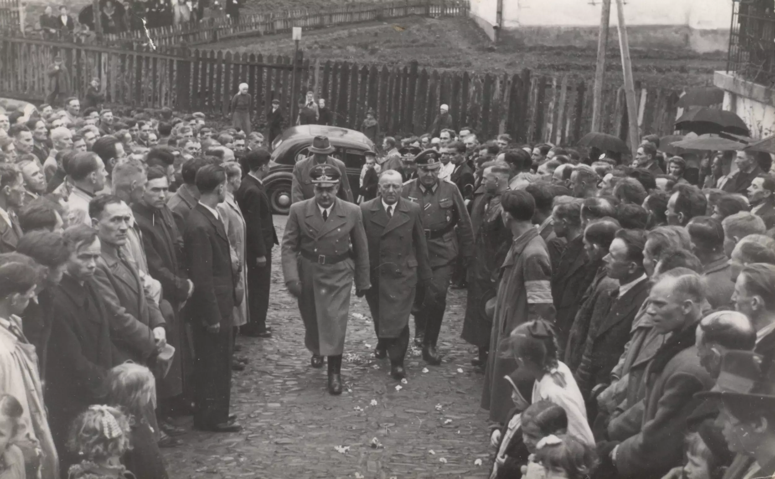 Добровольцы СС "Галичина" встречают генерал-губернатора оккупированной Польши Ганса Франка у церкви города Санок. 1943. Фото: Wikipedia
