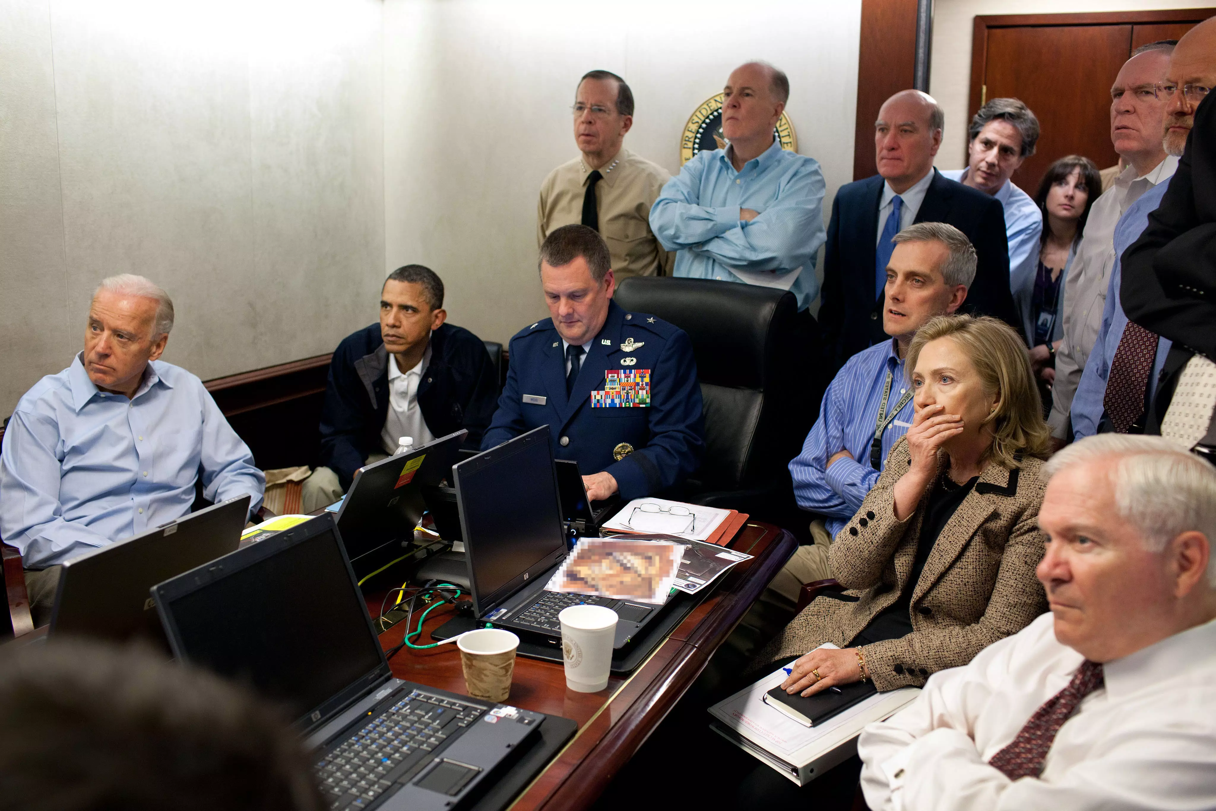 Ентоні Блінкен (третій справа у першому ряду) в ситуативній кімнаті разом з Бараком Обамою. Фото: Wikipedia