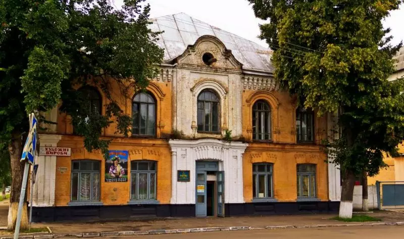 Колишня будівля синагоги в Переяславі. В часи СРСР в цій будівлі працювала Фабрика художніх виробів.