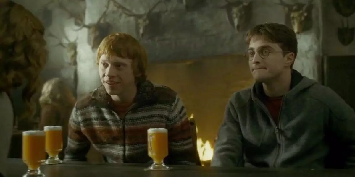 Рон и Гарри пьют сливочное пиво