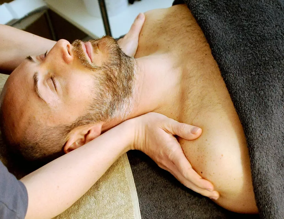 Прибрати біль в шиї допоможе масаж, гімнастика та зручне робоче місце