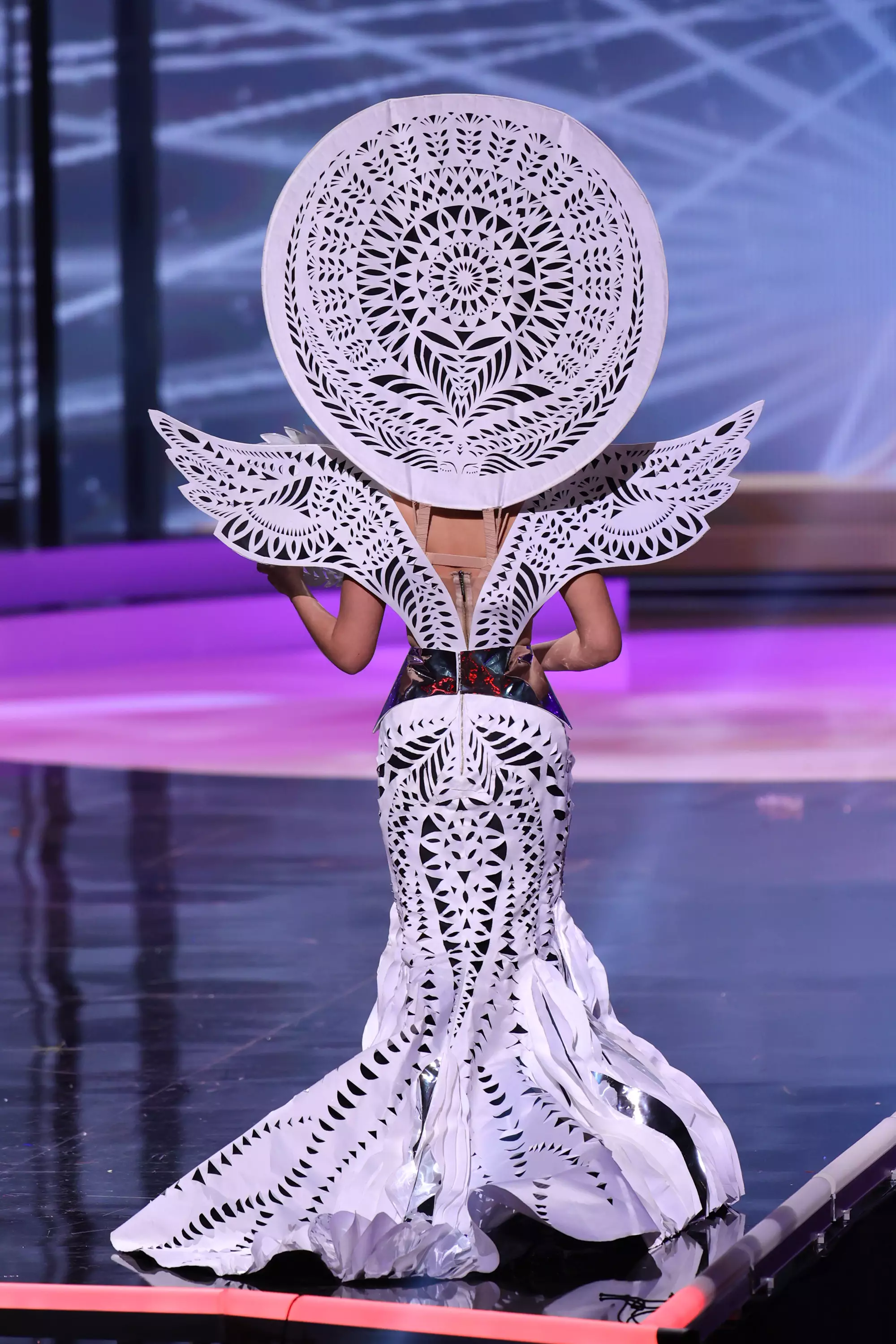 Елизавета Ястремская в национальном костюме на Мисс Вселенная-2020
