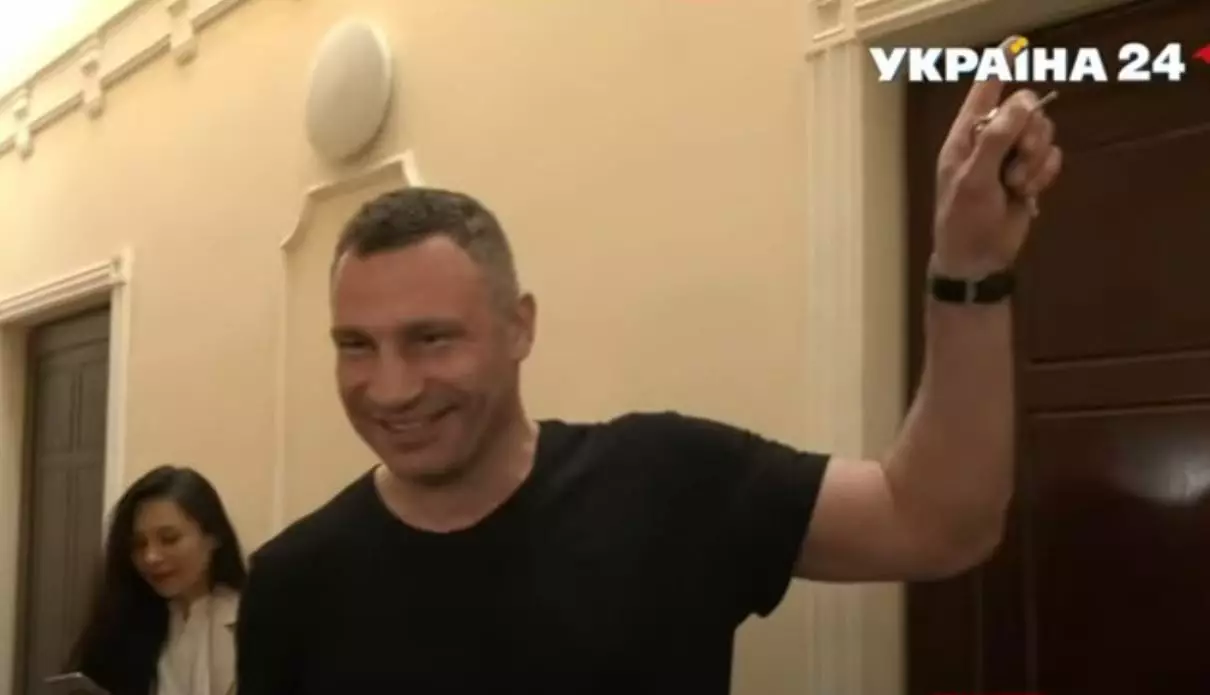 Віталій Кличко біля своєї квартири. Скріншот