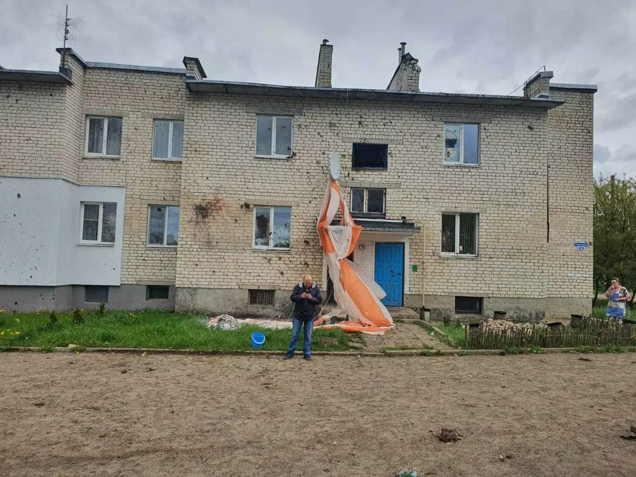 В Беларуси во время крушения военного самолета были повреждены фасады зданий и окна, фото: Onliner