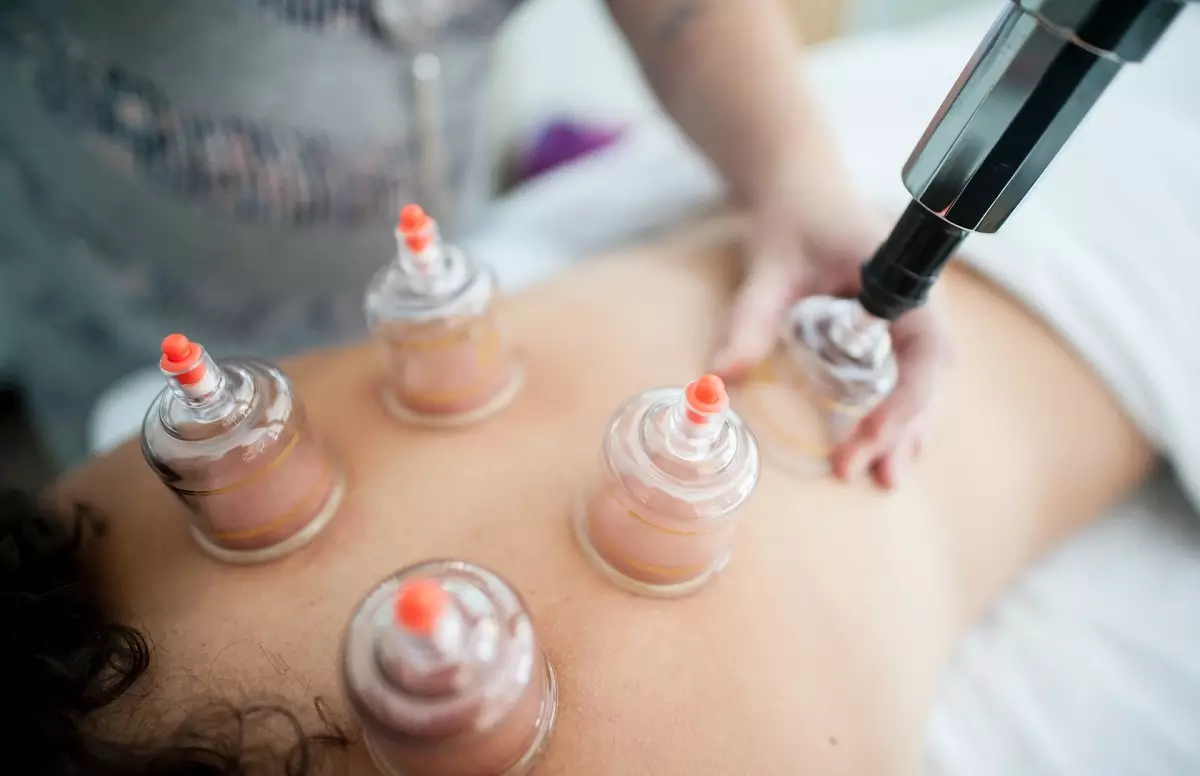 Вакуумні апаратні масажі активно використовують для боротьби з целюлітом