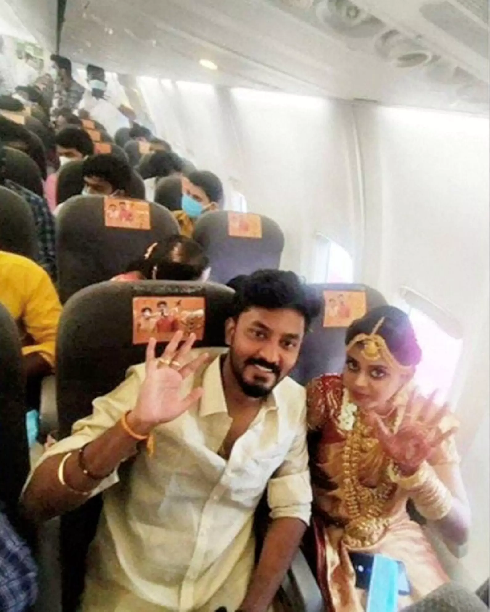 Из-за коронавируса в Индии пара решила отпраздновать свадьбу в самолете. Фото: REUTERS