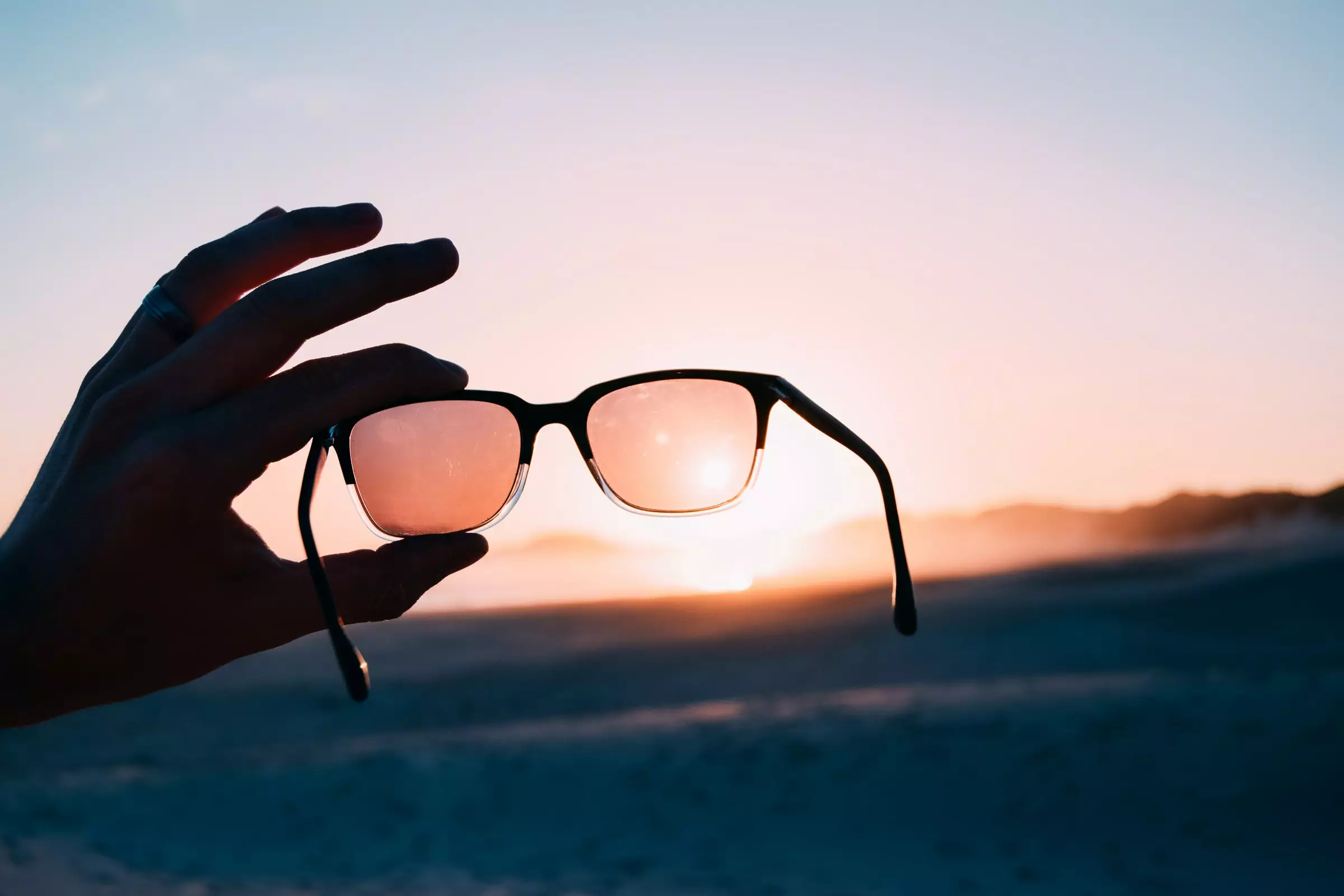 Звичайні сонцезахисні окуляри із захистом від ультрафіолету не підходять для спостереження затемнення Сонця 