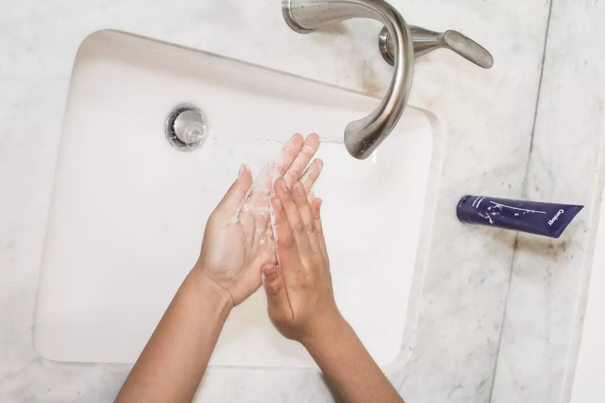 Тщательное мытье рук, а также овощей, фруктов поможет избежать гепатита А