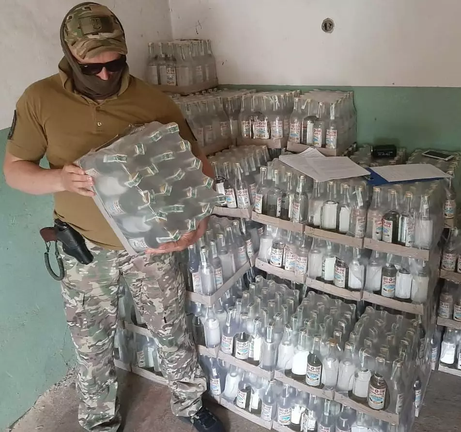 Силовики на Донбасі накрили склад паленого алкоголю / Facebook ООС
