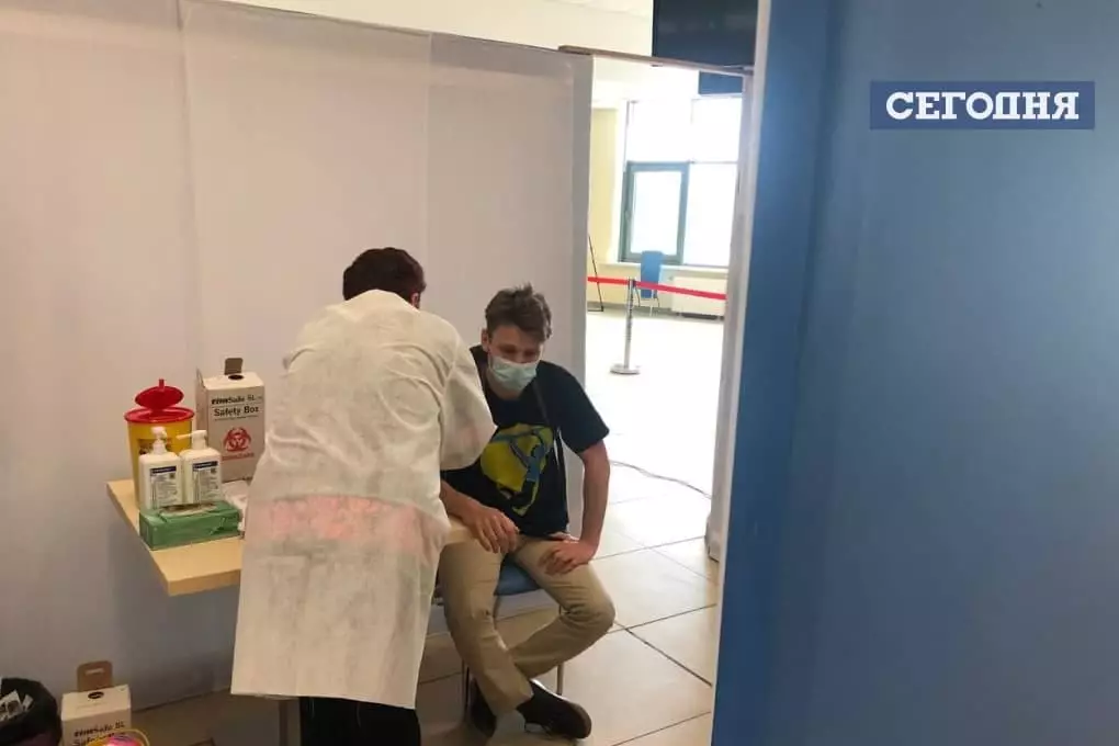 У Центрі вакцинації працюють бригади медиків, які пройшли спеціальне навчання. Фото: "Сьогодні"